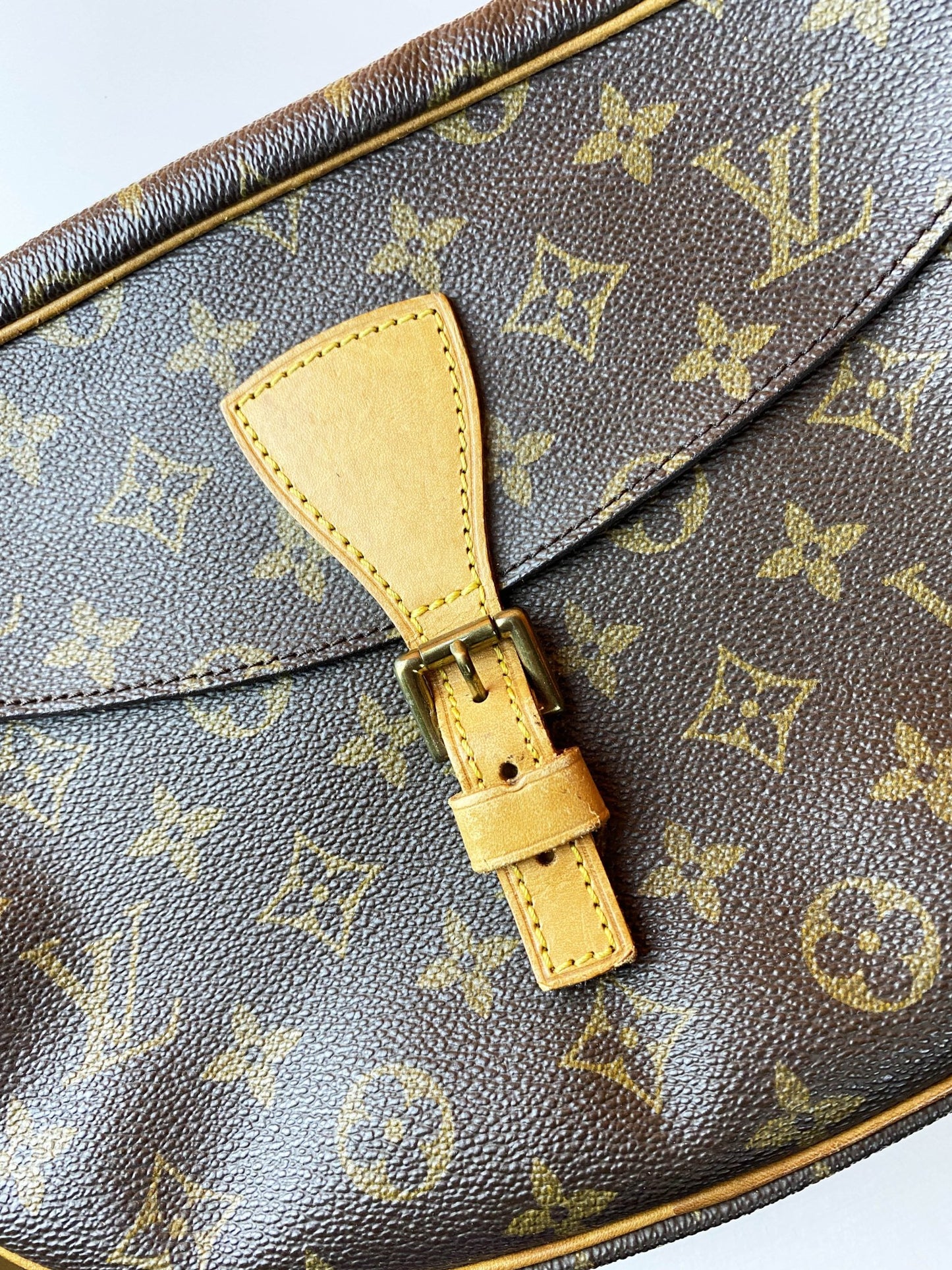 Sac à bandoulière "Jeune fille" Louis Vuitton - Trésor