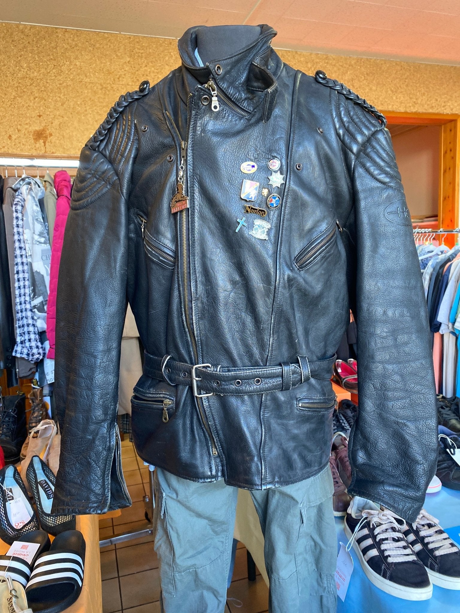 Blouson cuir à Pins vintage homme 56 - L - Trésor
